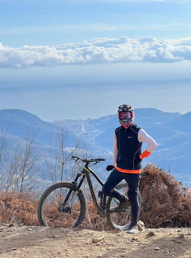 Maciej Łyczek z rowerem enduro w górach