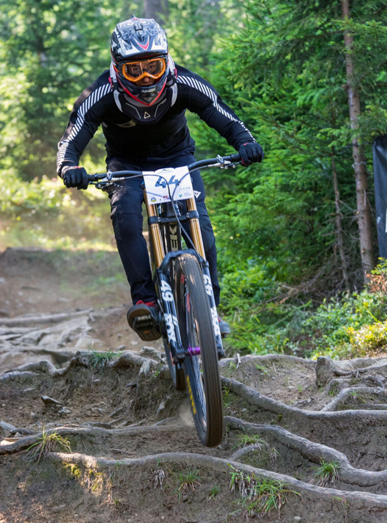 Maciej Łyczek, właściciel Tucan Bike, na zjeździe downhill